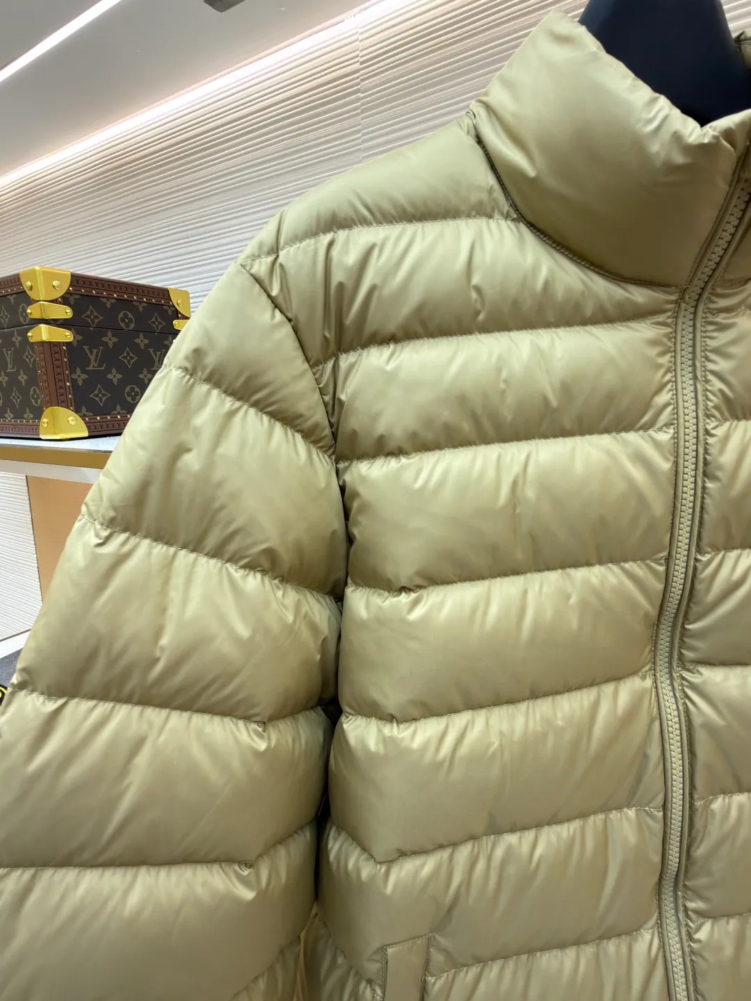 P890 Ralph Lauren embroidered rib down jacket ●Original version: Purchased and developed by 2562 ●Item number: 1682294-D15 ●Fabric: white duck down fabric ●Technology: mechanical down filling ●Color: khaki ●Type: fitted version ●Weight: about 585 grams ●Size: S-M-L-XL ●Description: Nylon fabric has good windproof and waterproof properties and can effectively block the intrusion of wind and rain from the outside Keeps the inside dry and suitable for wearing in humid or rainy conditions. The red label on the chest is made with an imported MECLO embroidery machine. The original pattern is scanned first, and then high-quality silk thread is used to make a pattern. The density effect is adjusted by continuous pattern making. The zipper design is simple and elegant. It is easy to operate; the closing design of the cuffs and hem effectively prevents cold wind from invading, improving the warmth and comfort of wearing. It uses 90 white duck down with a weight of 260g to ensure excellent thermal insulation performance. After the velvet has been strictly screened and processed, it is not easy to drill into the velvet, ensuring durability. The overall wiring is straight and delicate, the fabric is comfortable and soft, and the color is consistent without color difference. It can be matched with the same style to create a fashionable look and control various occasions. Customized accessories, complete with three standards, same style for men and women!
